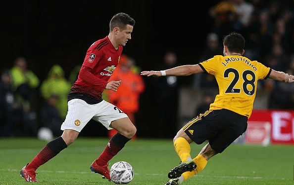 他在中场的 他在中场的